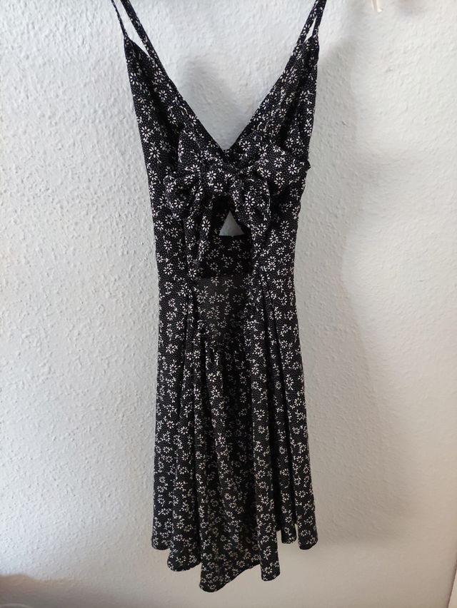 Vestido de tirantes con abertura de espalda
