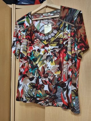 Camiseta de flores con collar