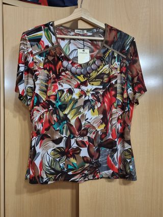 Camiseta de flores con collar