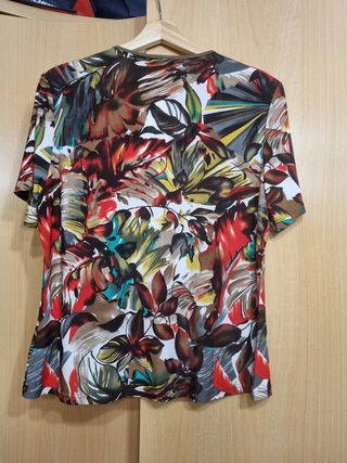 Camiseta de flores con collar