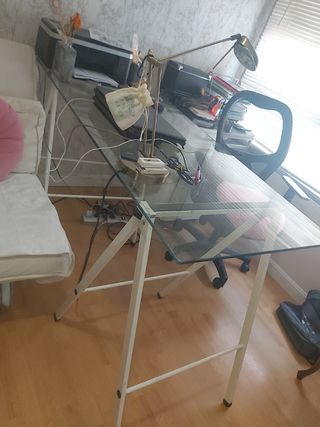 Mesa de estudio de cristal con caballetes