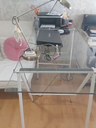Mesa de estudio de cristal con caballetes