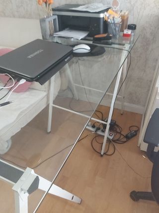 Mesa de estudio de cristal con caballetes