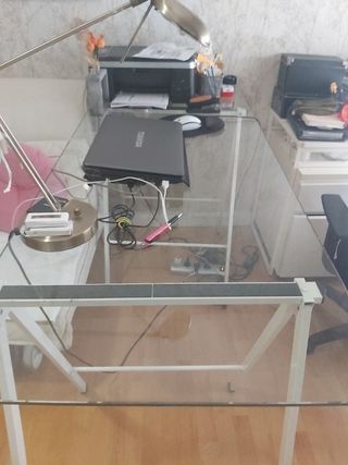 Mesa de estudio de cristal con caballetes