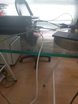 Mesa de estudio de cristal con caballetes