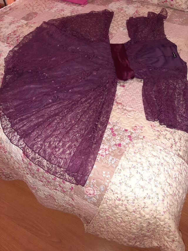 vestido de encaje color cardenal.