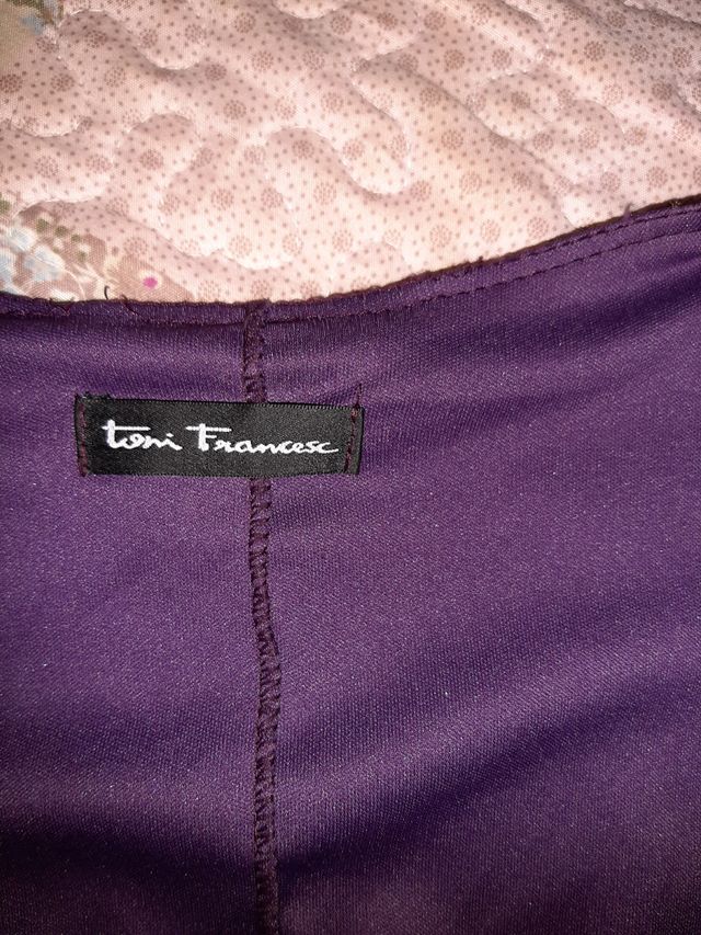 vestido de encaje color cardenal.