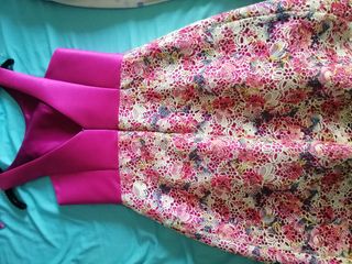 Vestido fiesta color fucsia con bordado flores