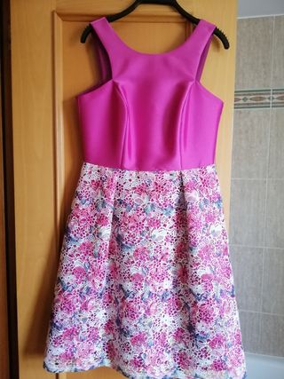 Vestido fiesta color fucsia con bordado flores