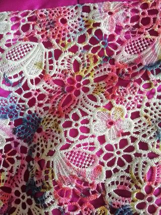 Vestido fiesta color fucsia con bordado flores