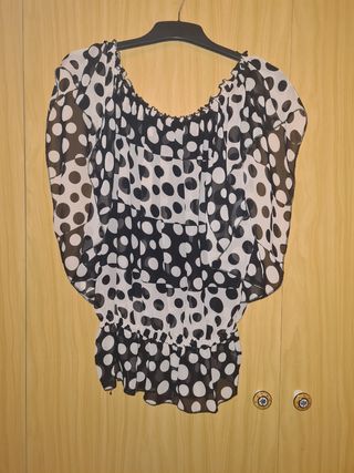 blusa topos negra y rosa peplum