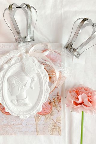 Medaglione vintage in gesso