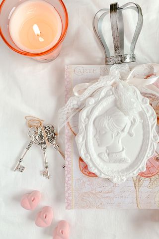 Medaglione vintage in gesso