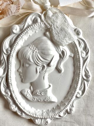 Medaglione vintage in gesso