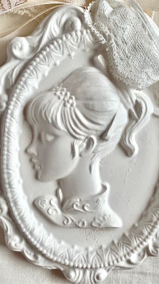 Medaglione vintage in gesso