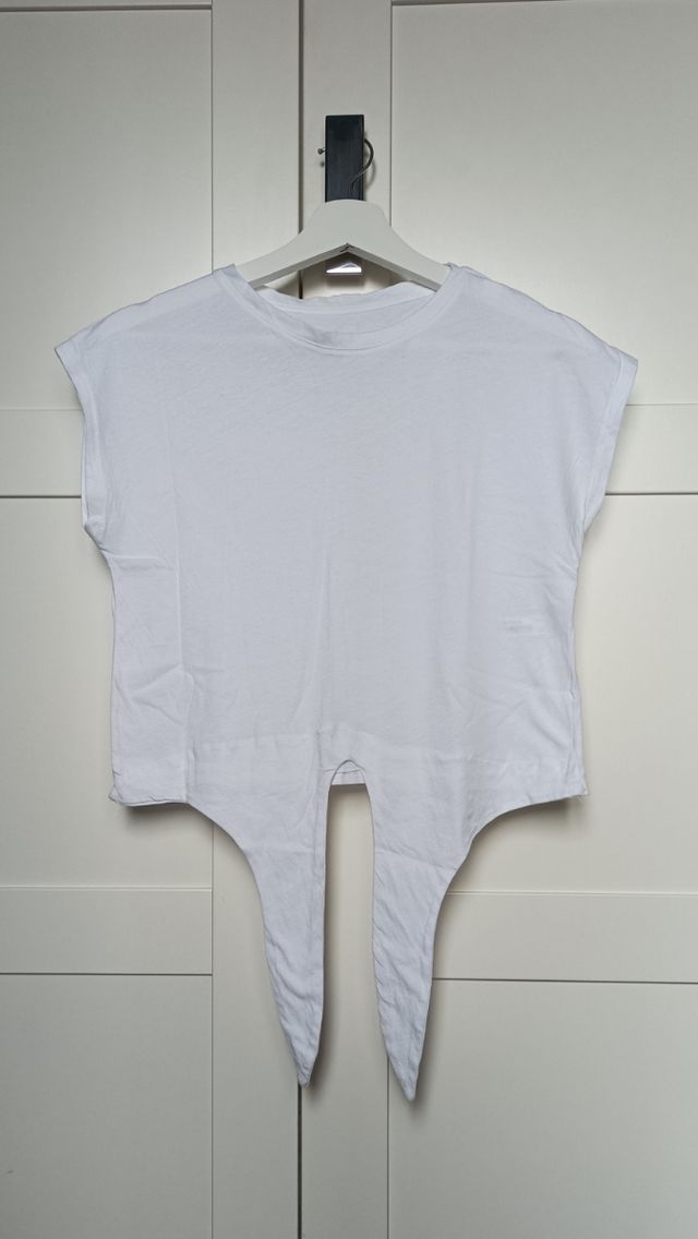 White top with front knot