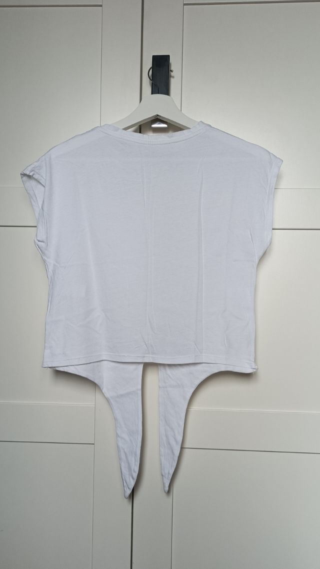 White top with front knot