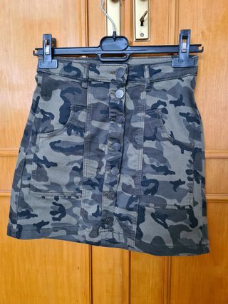 Falda evasé estampado militar Stradivarius, botone