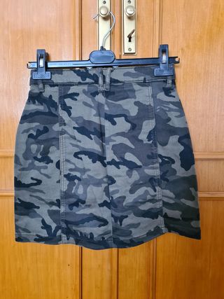 Falda evasé estampado militar Stradivarius, botone