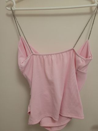 Top rosa con tiras brillantes