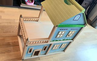 CASA DE MUÑECAS DE MADERA