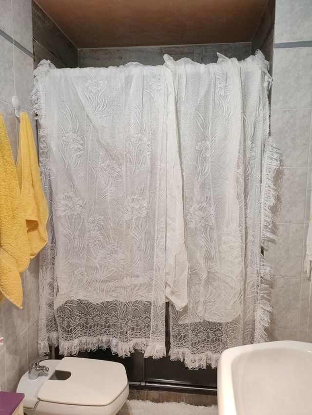 Cortina baño encaje blanca antigua