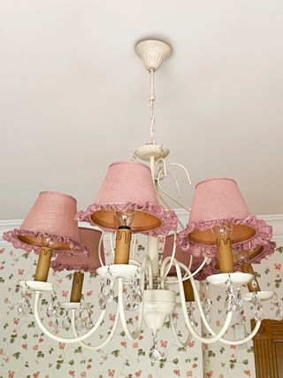 Lampara de araña blanca