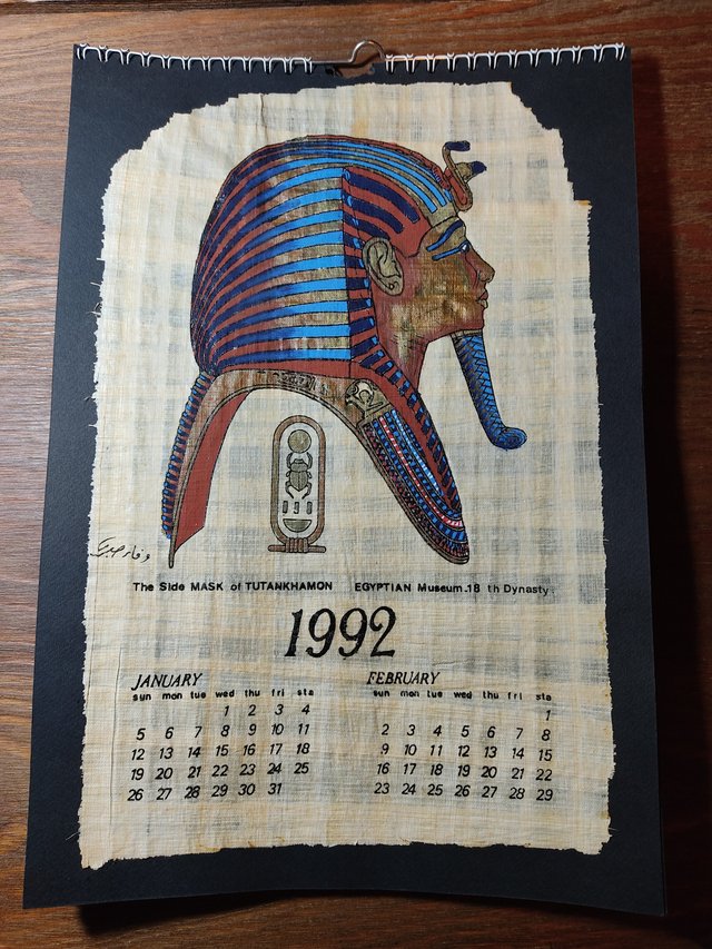 Calendario egipcio con ilustraciones en papiros
