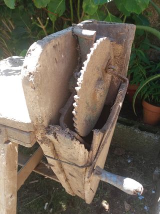 Antigua desgranadora de maíz