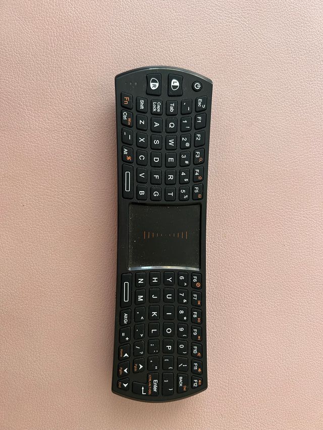 Teclado inalámbrico con ratón giroscópico