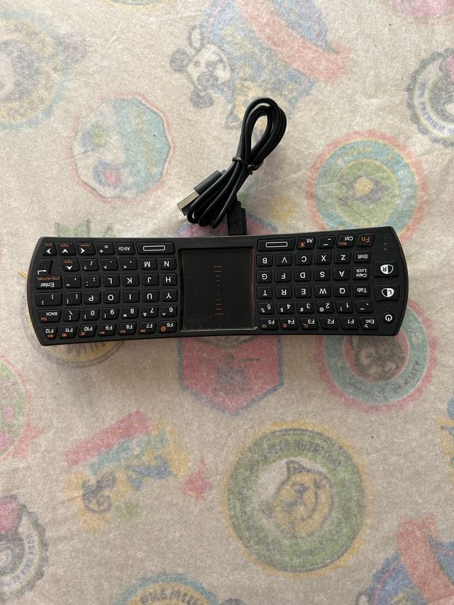 Teclado inalámbrico con ratón giroscópico
