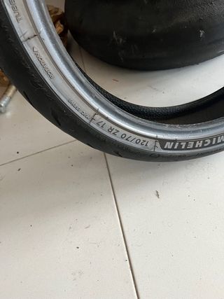 Neumático delantero michelin power RS