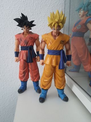 Figuras de goku y goku ssj