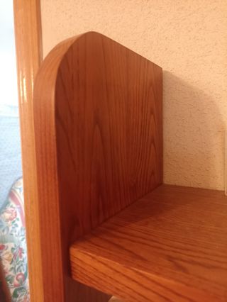 estantería libros madera antigua