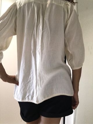 Blusa blanca. SFERA. L