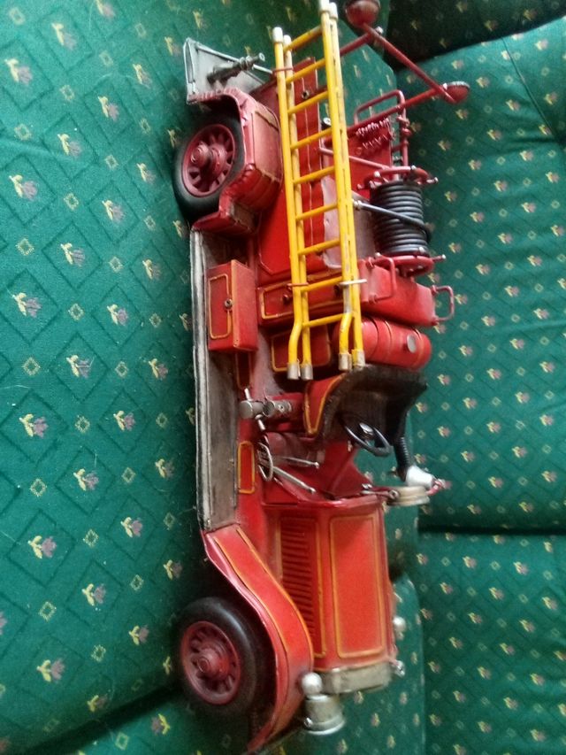 camión y coche bomberos metálicos