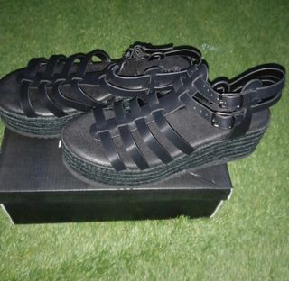 sandalias negras de plataforma y hebillas n*40