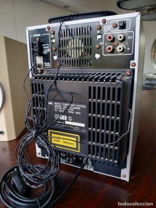 Un equipo de música compacto 50W marca JVC