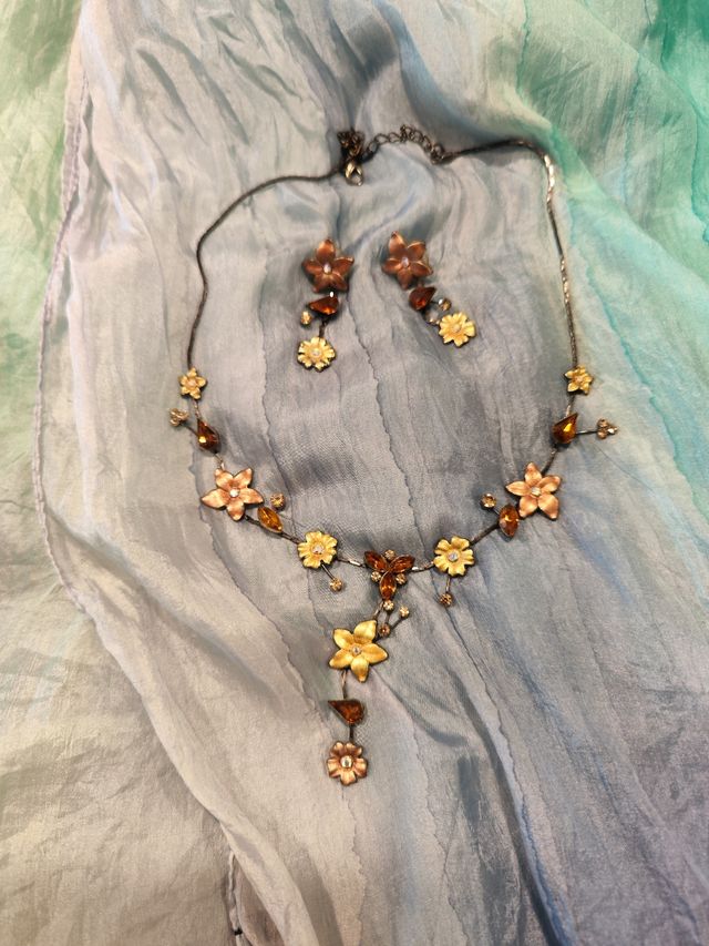 conjunto de colgante y pendientes