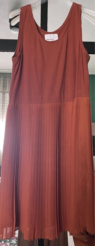 Vestido plisado color naranja teja 