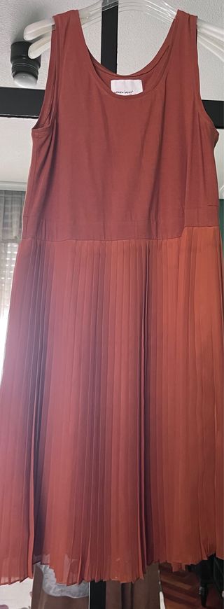 Vestido plisado color naranja teja 