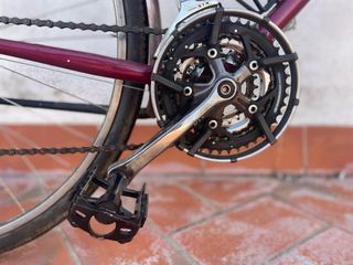 bicicleta cicloturismo con alforja trasera
