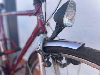 bicicleta cicloturismo con alforja trasera