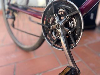 bicicleta cicloturismo con alforja trasera