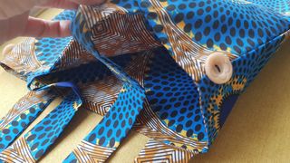 Bolso de tela estampada.