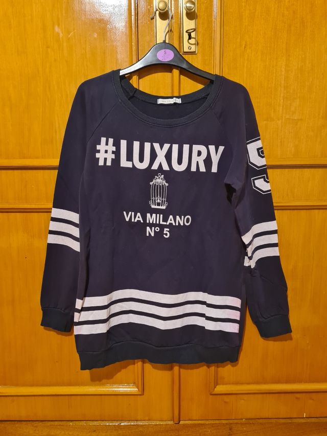 Sudadera larga azul marino rayas y letras blanco.