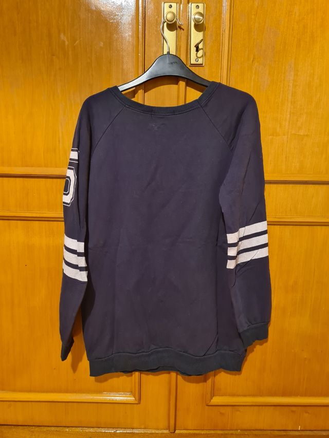 Sudadera larga azul marino rayas y letras blanco.