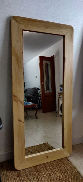 DAVEN: Espejo con marco de madera