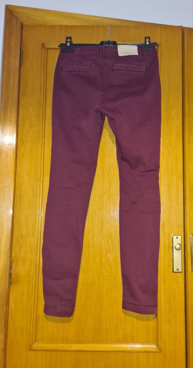 Pantalón burdeos elástico pitillo Zara Denim