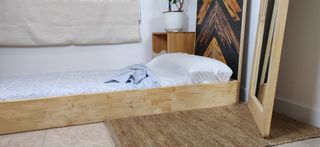 Mesa baja pedestal piedra y madera